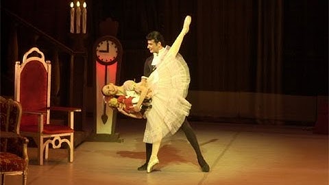 The Nutcracker, Act 1 Tableau I: Part V.Scene: Grandfather Dance