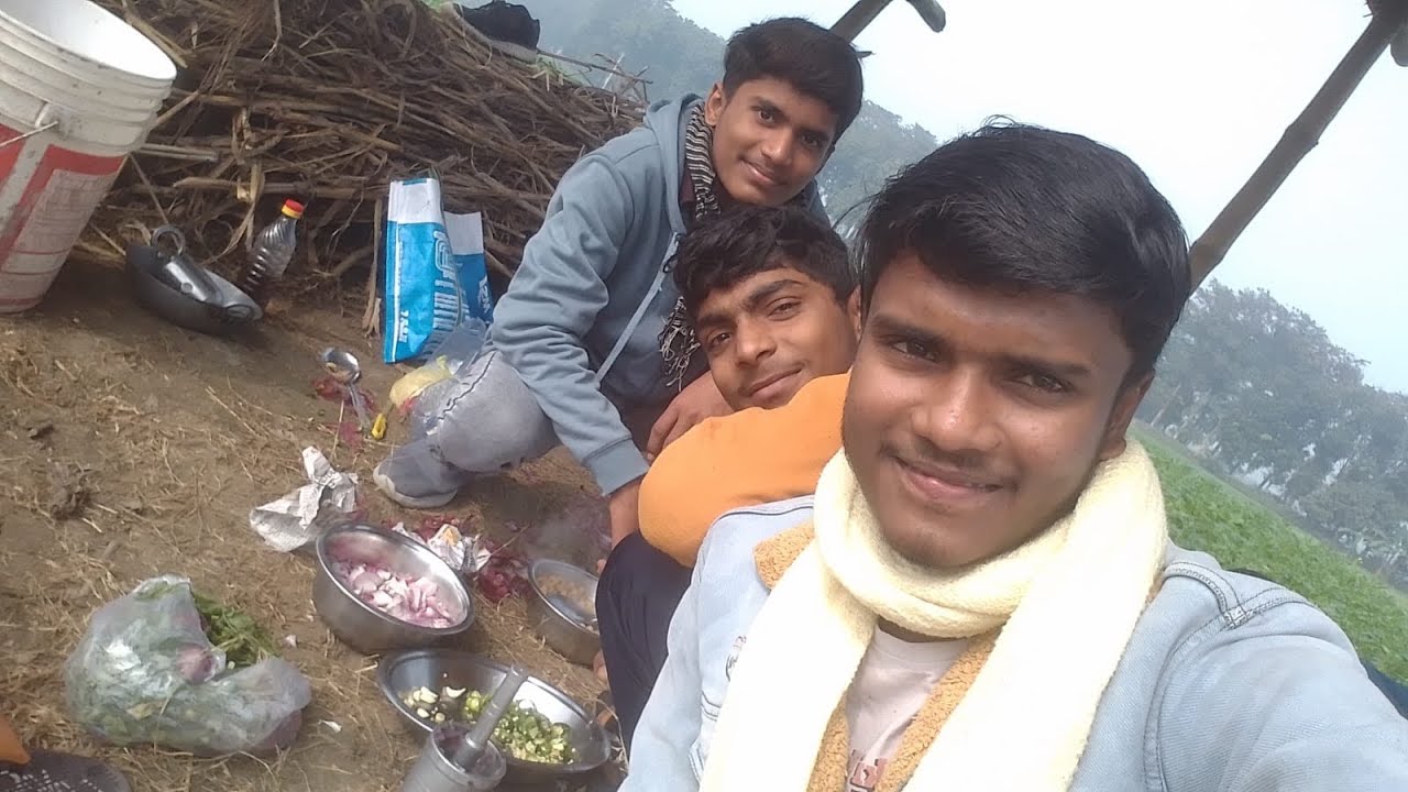 Enjoy with friends 🥰🎇🎆 मेरा दोस्त गाना गा रहा है ।