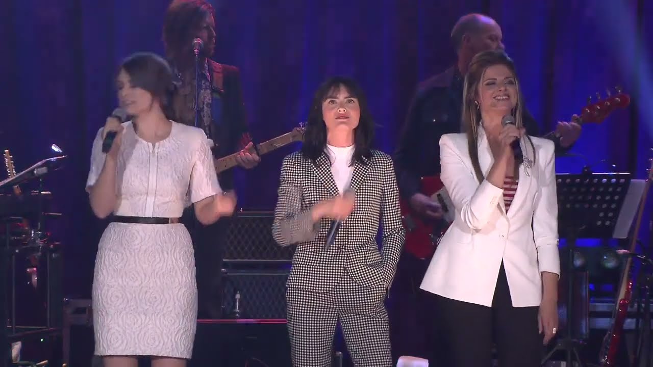 Love is in the Air - Julia Zemiro, Isabella Manfredi, Helen Croome (a.k.a Gossling)