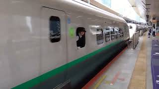 JR東日本東京駅でE3系L65編成(シルバーカラー)+E2系J66編成(200系カラー)の発車シーン(2023年8月20日日曜日)携帯電話で撮影