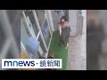 失控女應門未果 「激動猛砸安親班」全遭錄|#鏡新聞