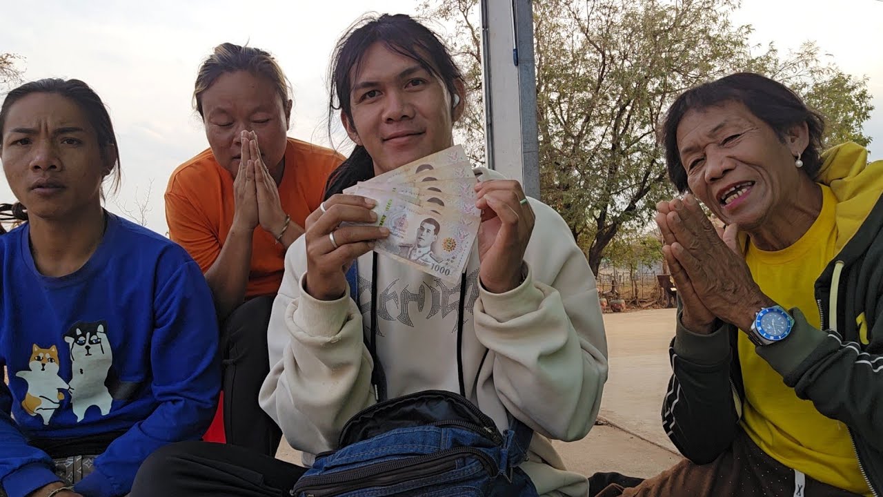 ขอบคุณคุณป้ากับคุณแม่คนสวยมากๆนะคะ ที่เมตตาฝากเงินค่าเดินทางให้สาวเอื้อย..ใกล้จะได้เดินทางแล้ว