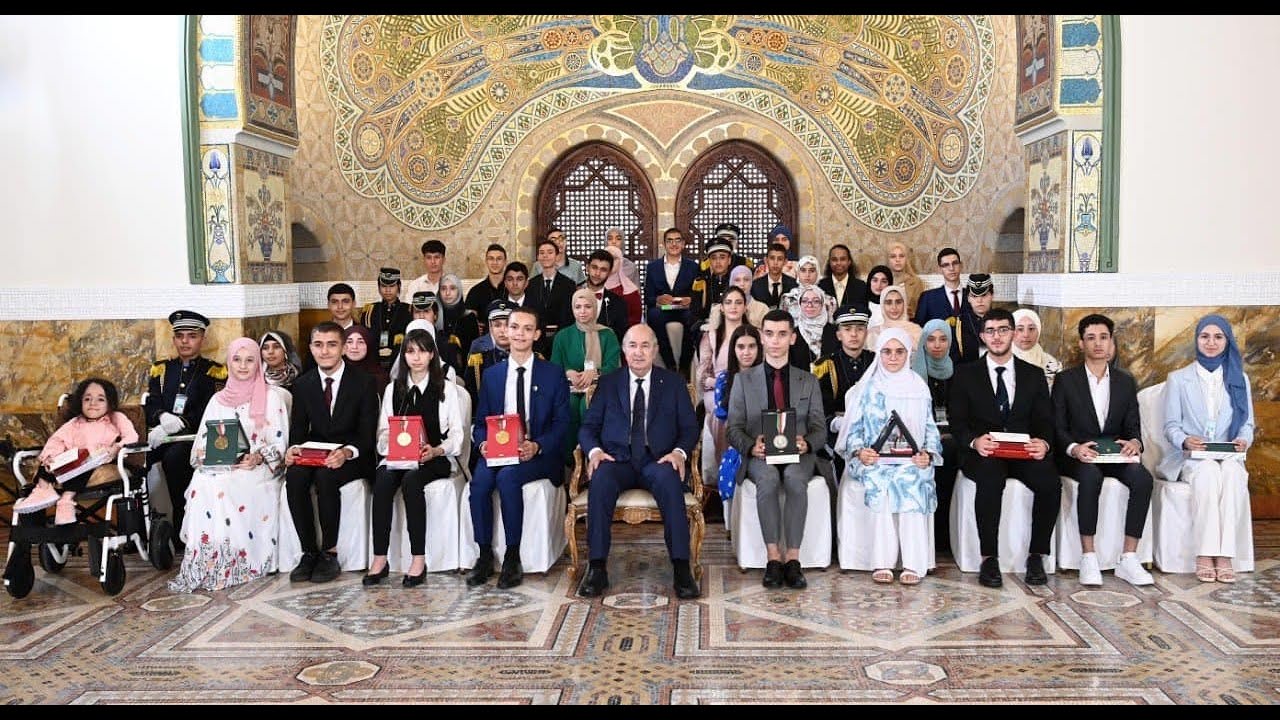 رئيس الجمهورية يشرف على حفل تكريم المتفوقين في شهادتي البكالوريا والتعليم المتوسط ونوابغ الجزائر