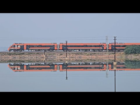 Jodhpur Delhi Vande Bharat making a Mirror Reflection while crossing through Sambhar Lake