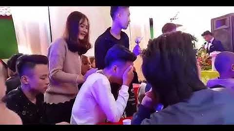 Chàng trai khóc nức nở trong đám cưới người yêu cũ