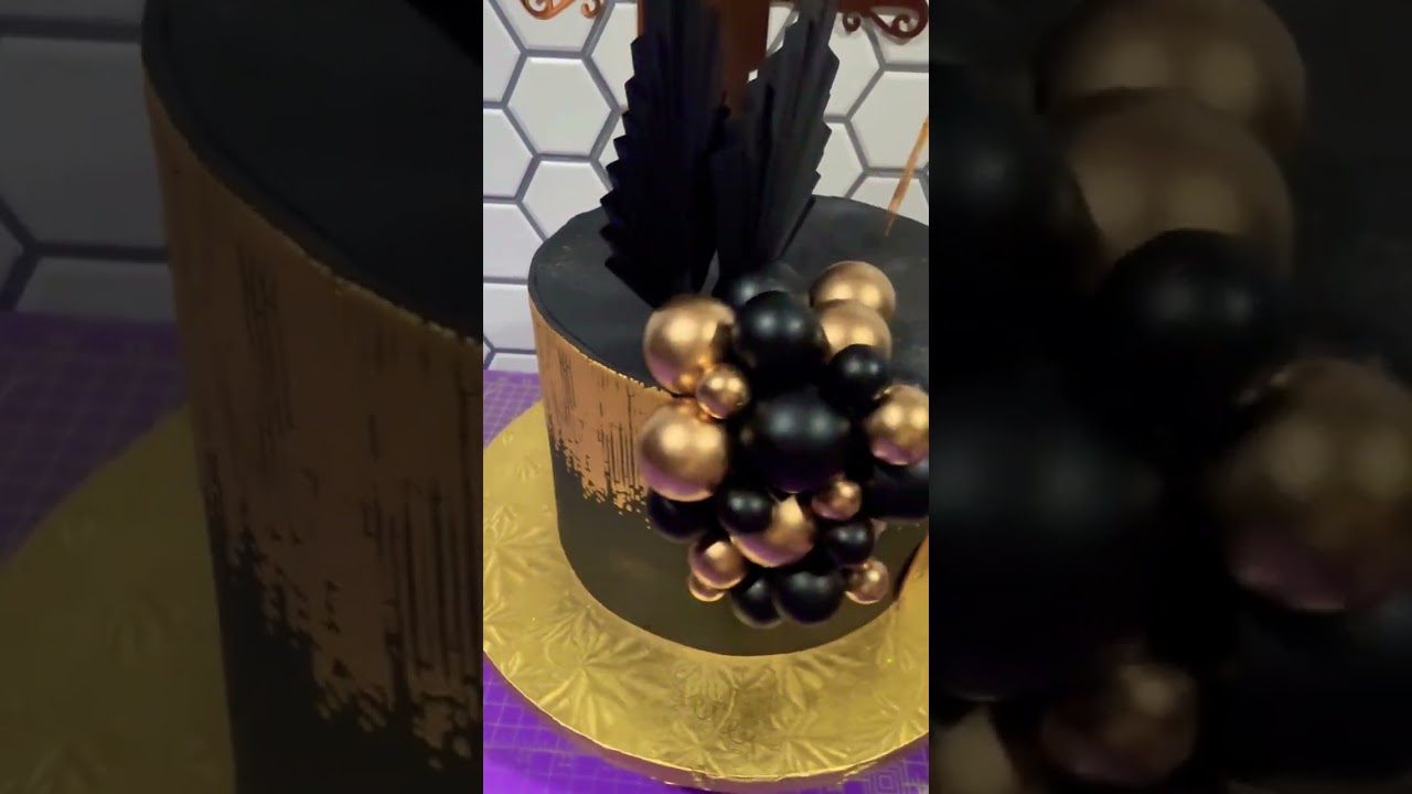 Black and Gold Theme Cake #birthdaycake#dripcake #black&goldtheme#cakes #customcakes