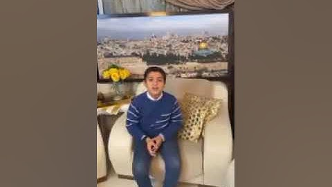 طفل يختم القرآن الكريم ويبكي فيحتظنه والده