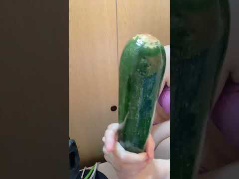 【実写ASMR】ズッキーニにオリーブをぬりこむ音　Brush zucchini with olive oil by hand.#shorts #Shorts