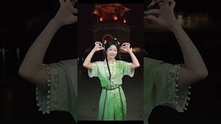 Fengbao's Finger Dance Magic |"Birds Shake" Song Cover | Creative Finger Tutting&amp;Singing Performance