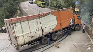 Download Lagu SITUASI DARURAT! Tanjakan Ekstrem Lumpuhkan Truk Logistik, Warga Langsung Turun Tangan! MP3