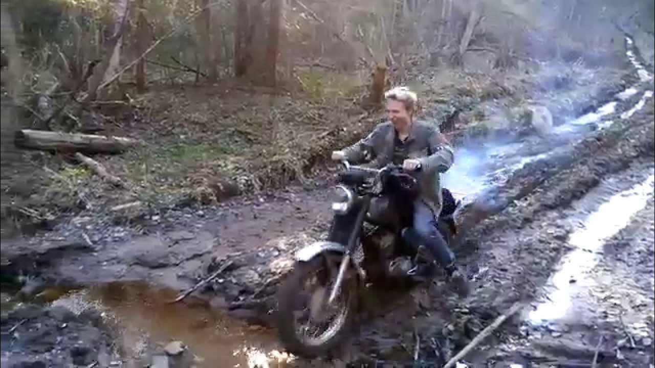 Мотоцикл утопленник. Мотоцикл грязь видео. Гонки на мотоциклах с коляской урал. Мотоцикл урал по грязи. Мотоцикл грязь видео.