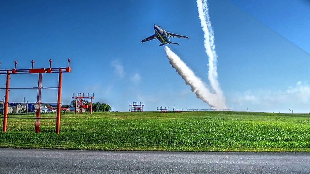 入間基地航空祭 ブルーインパルス 2016 超低空離陸シーン - YouTube