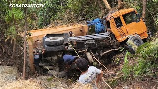 Kabin Hampir Lepas, Evakuasi Truck Masuk Jurang sedalam 20 Meter ‼️