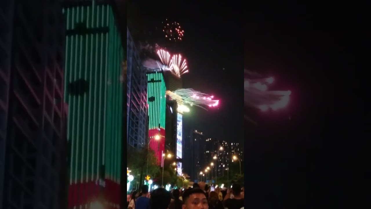 Bon chén chờ đợi 4 tiếng đồng hồ mới được xem 