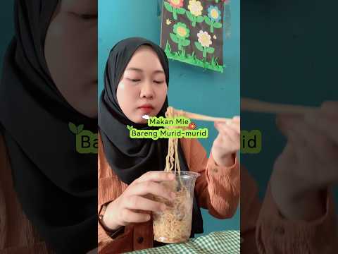 Makan mie bareng
