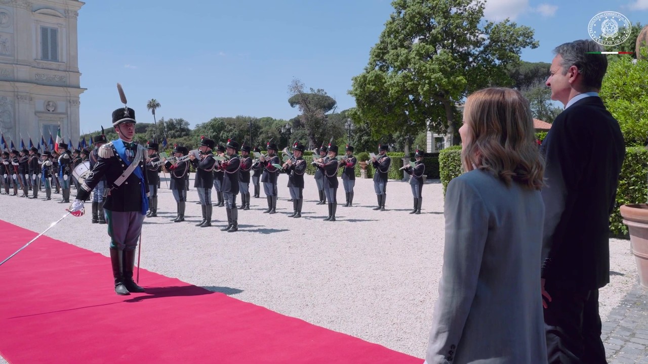 Fanfara dei Lancieri di Montebello suona inni nazionali di Grecia e Italia a Villa Pamphilj