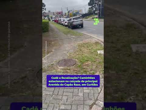 Caminhões estacionam na calçada de principal Avenida do Capão Raso, em Curitiba