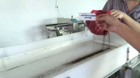 Metal detector with automatic rejection system