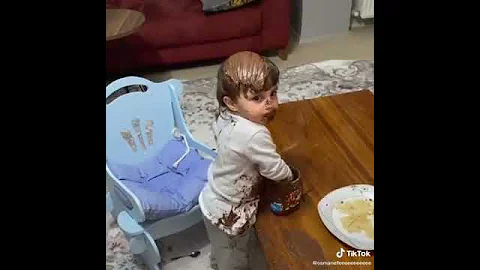 Başına çikolata süren çocuk