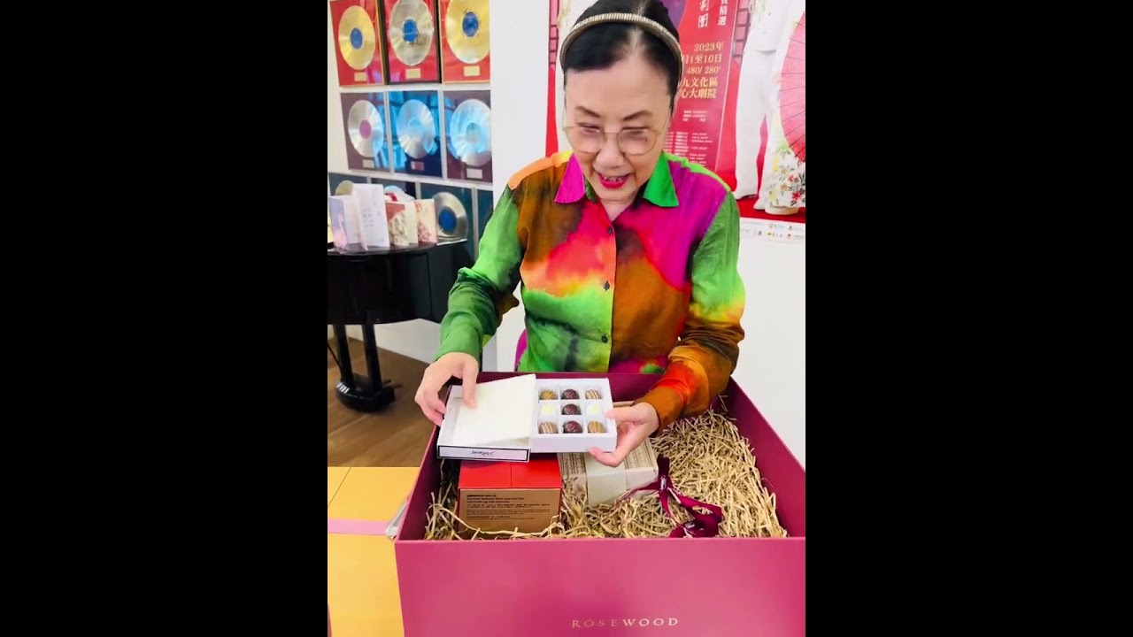 Veteran diva Liza Wang unboxes Mid-Autumn Festival gift box from singer  Miriam Yeung - Dimsum Daily