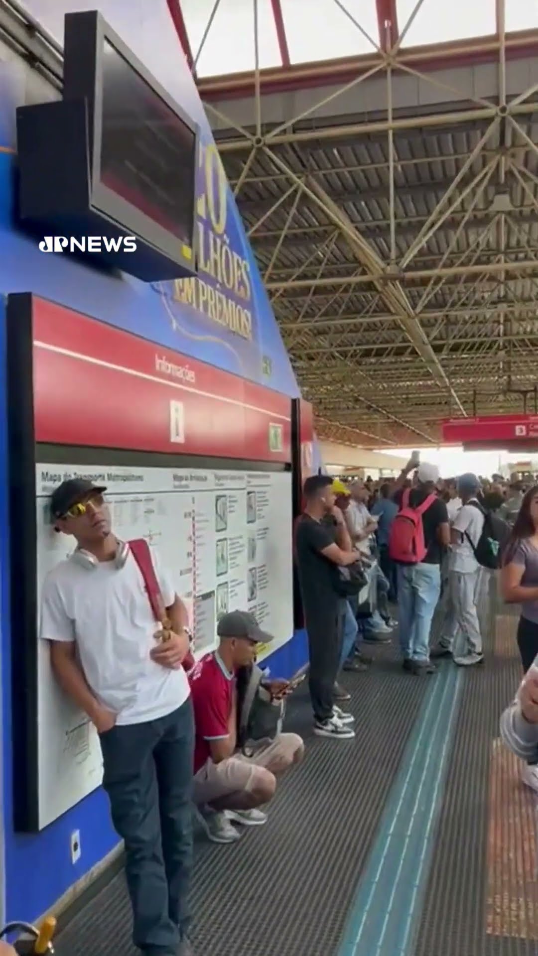 Falha na linha 3-vermelha causa lentidão e superlotação no metrô de São Paulo #shorts