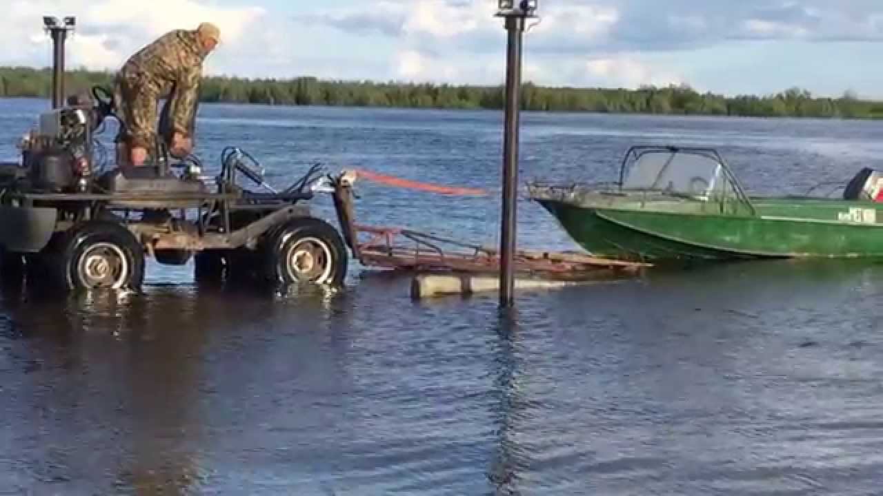 спуск лодок на воду с прицепа видео спуск лодок в воду от прицепа видео