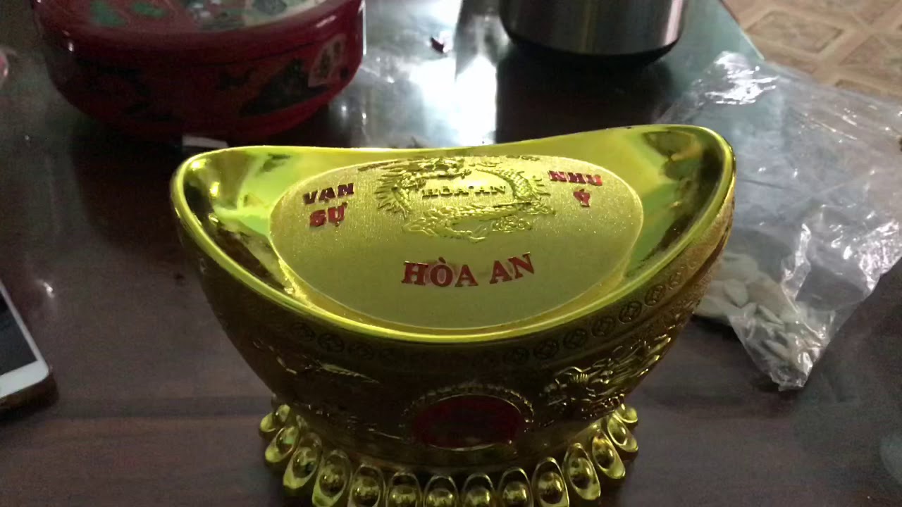 Phản ứng của mẹ tôi khi mở hộp bánh đậu xanh Hoà An - youtube
