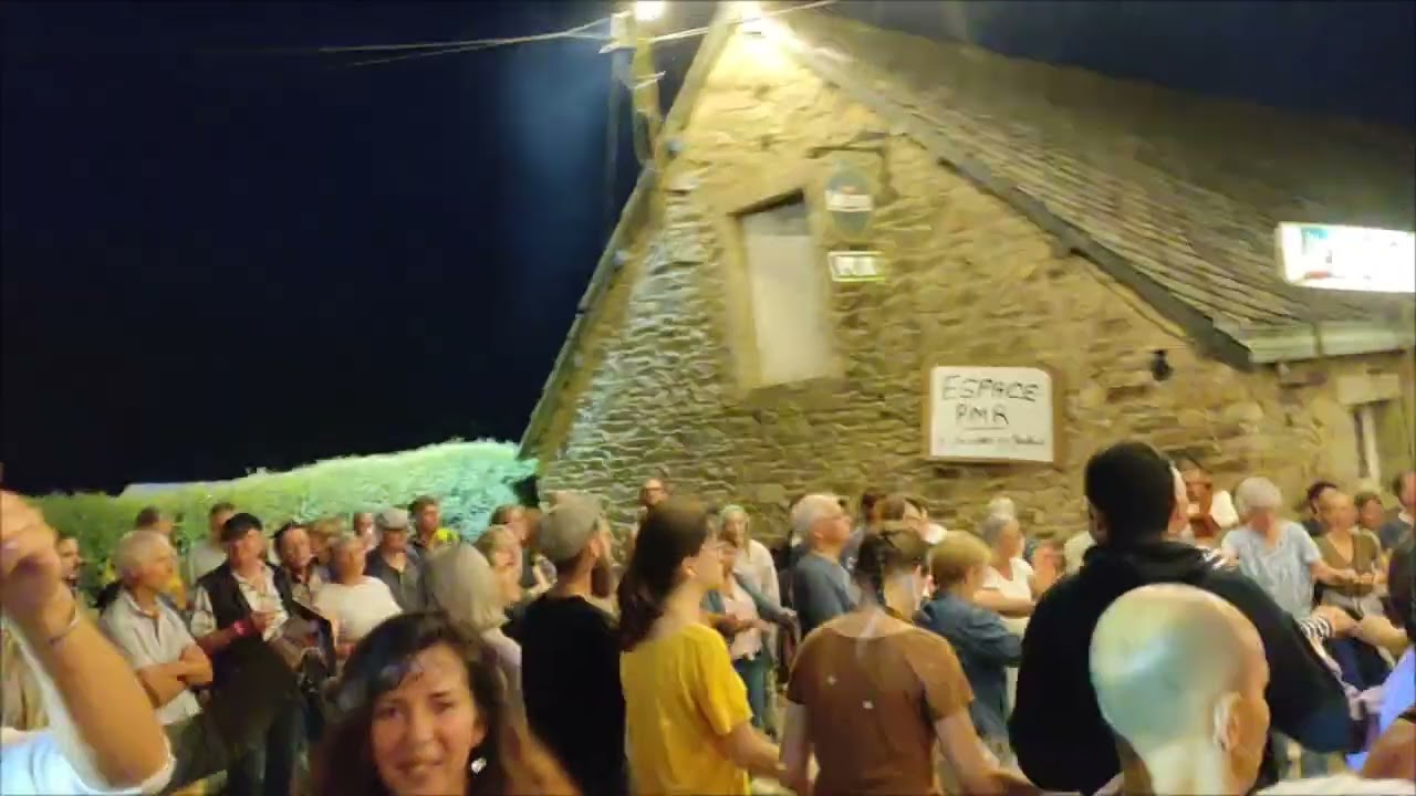 Le petit village à Lanfains. (22).  Groupe Jean-Charles Guichen 👍.  