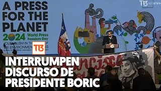 Manifestantes interrumpen discurso del Presidente Boric en el Día de la Libertad de Prensa