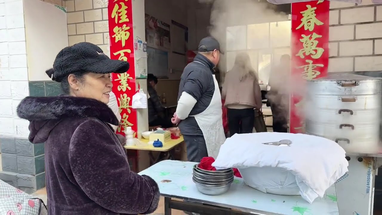 藏在巷口里的包子铺干了23年，大大的肉坨才七毛五一个真是太实惠了，在喝碗老式油茶，丰县人美好的一天就这样开始了。#早餐 #本地人爱吃的店 #路边摊美味  #地方特色……