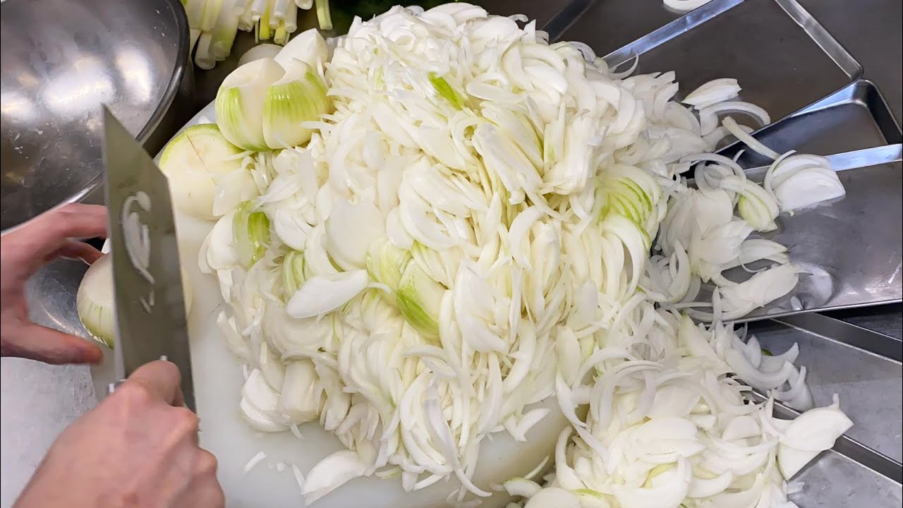 タマネギ焼きそば麻辣（マーラー）スタイル【洋葱炒麺】香りのキメ手は金の太陽花椒。