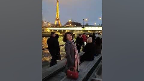 Tháp Eiffel Pháp lung linh về đêm by AloTour