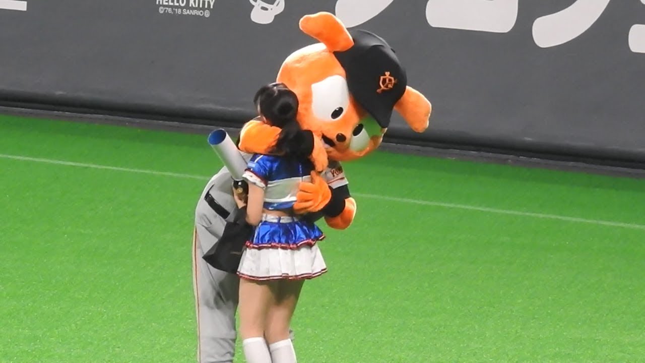 ＜2019.6.16巨人戦＞YMCAダンスで、ファイターズガールの西崎光さんに抱きつくジャビット