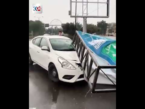 لە بەغدا تابتابلۆیەکی بانگەشەی هەڵبژاردن بەسەر ئۆتۆمبێلێکی جۆری لاکشمبیا دەکەوێت 