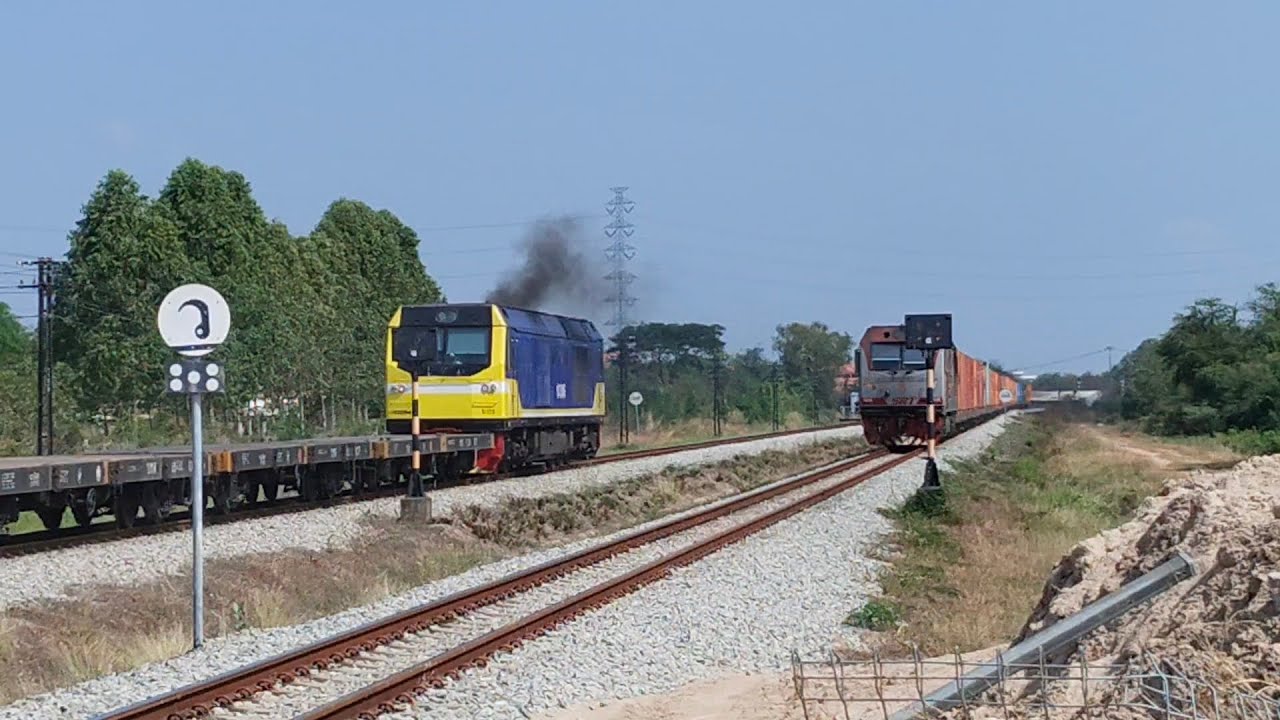 รถสินค้าขบวน573 D:CSR-5105 สวนกับ รถสินค้าขบวน831 D:QSY-5236 ผ่านกม.115 รถไฟไทย #รถไฟสายตะวันออก