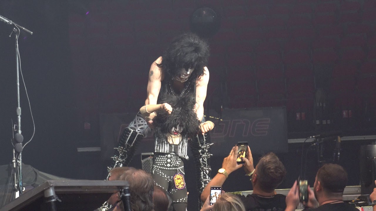 KISS Live 2019 ⬘ 4K 🡆 KISS helps child on stage ⬘ Audience bow 🡄 Sept 9 - Houston, TX houston zoo