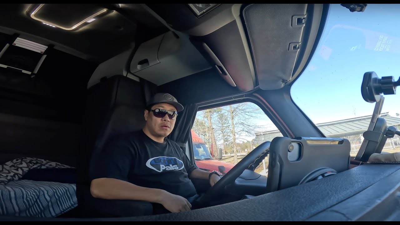The daily routine of a truck driver. VLOG 1 #American truck driver ...