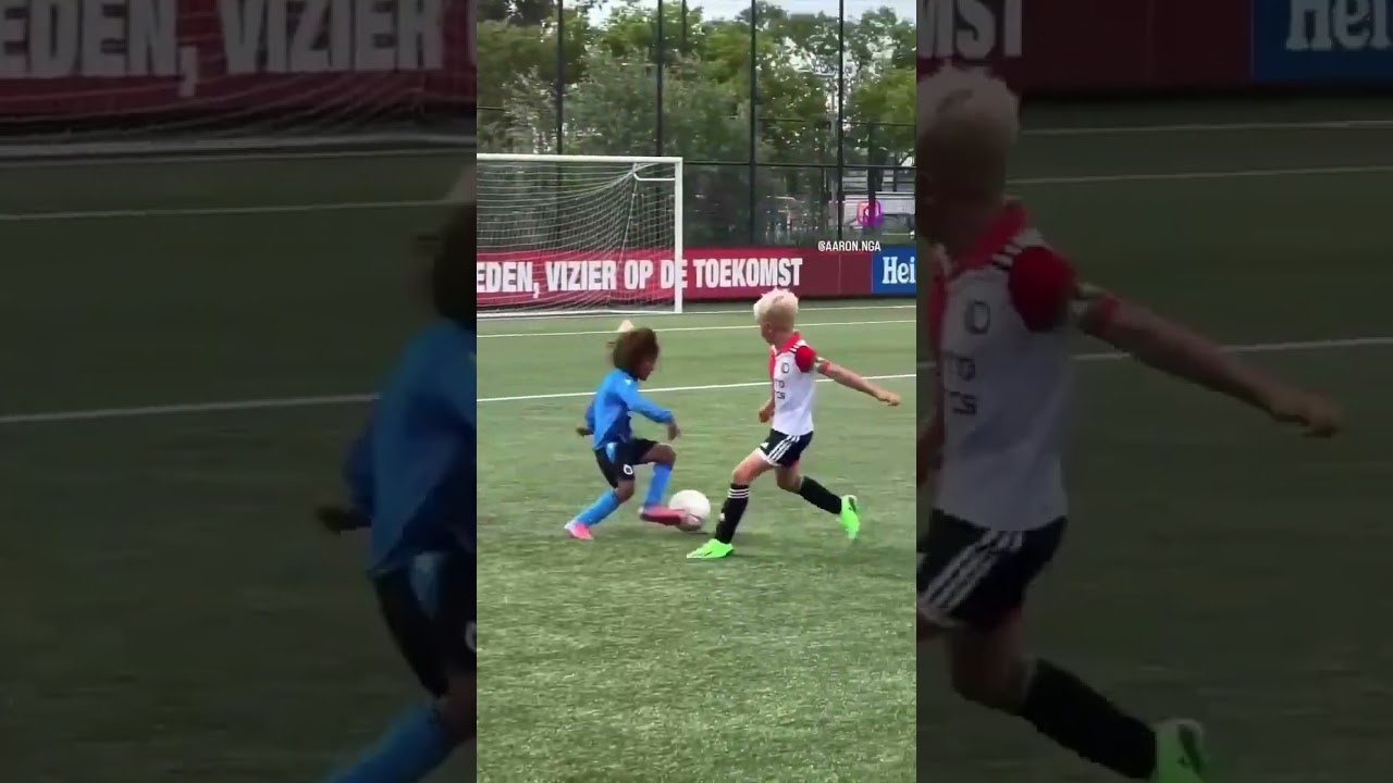 Anak kecil dengan skill bola  tingkat dewa
