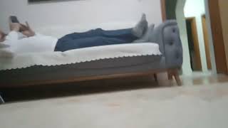 Yataktan Kalkıp Yere Inince Küçücük Olmakyatakta Uzun Ayak