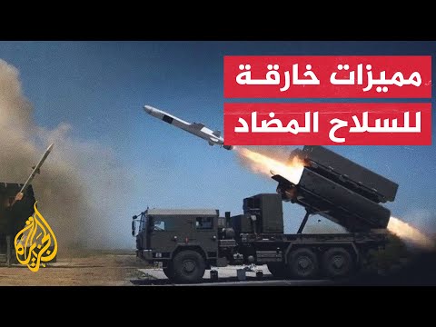 قائد القوات المشتركة في الجيش الأوكراني يستعرض سلاحا مضادا للطائرات