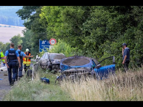 Schlimmer Unfall mit drei Autos auf der A7 - 6 Verletzte