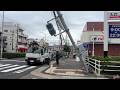 神戸市兵庫区　トレーラーが衝突し電柱折れ曲がる