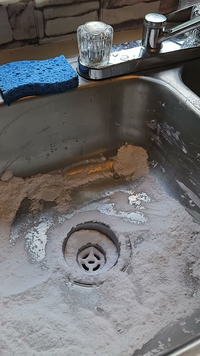 Life Hack from Aunt Susan-Vinegar Baking Soda Clean!