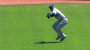LAD@SF: Puig recovers, makes heads-up throw for out