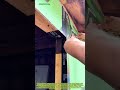 Anbringen von Dichtungsband an den Eckfugen der Fenster