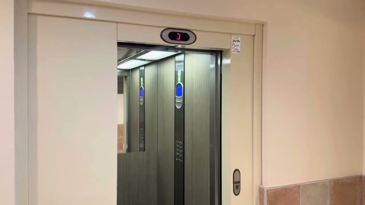 Neat 2009 Orona elevator (previously Schindler) - Aix-en-Provence, France