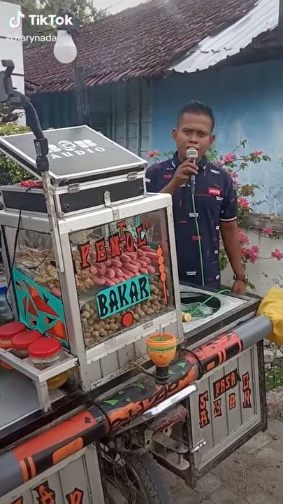 Viral tukang pentol bakar jualan bawa miniatur sound sistem horeg jozz
