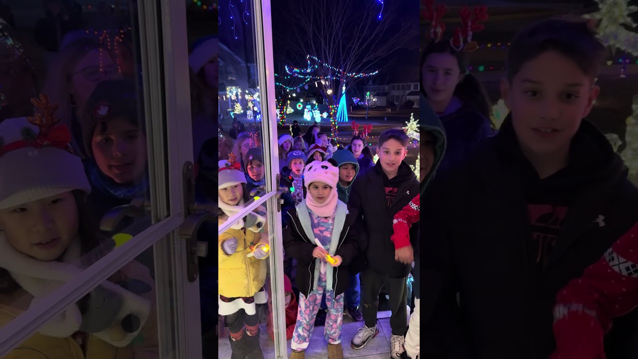 Nothing like neighborhood kids spreading Christmas cheer 🎄✨