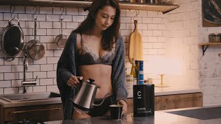 「テラスハウス」Niki＆田辺莉咲子、美ボディを堂々披露！　『SIDE C COFFEE』WEB CM