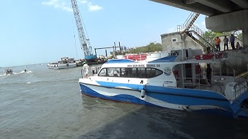 Bắt ngờ gặp du thuyền vượt cống cực đẹp